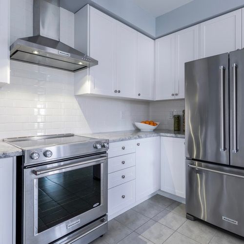 Toronto Home Staging Specialists Hope Designs - featured kitchen - quartz counter top- subway tile backsplash - upgraded stainless appliances - 176 Moody Dr Kleinburg ON hi-res - 500x500 blog